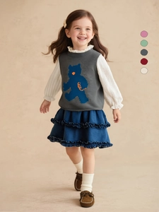 Gilet en tricot gris foncé avec motif ours bleu et jupe en jean à volants enfant