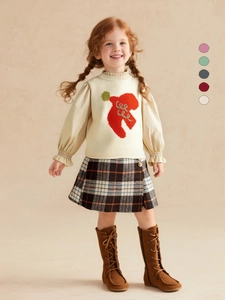 Ensemble gilet tricoté enfant, motif pomme, chemise à volants et jupe à carreaux