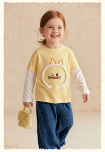 Details von Kinder Gelbes Lagen-T-Shirt mit Cartoon-Katze und gepunkteter blauer Hose