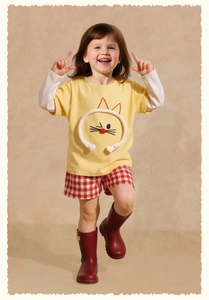 Gelbes Kinder-T-Shirt mit 3D-Katzenkopf-Kopfhörer, Karo-Shorts und roten Gummistiefeln