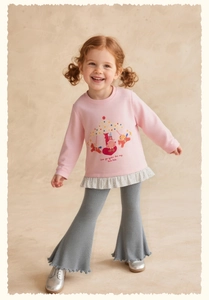 Détail du sweat-shirt rose à imprimé carrousel et ourlet à volants pour enfants