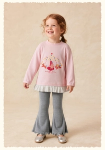 Détail du t-shirt rose à manches longues avec imprimé manège et ourlet fleuri