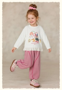 Détail du t-shirt blanc à manches longues pour filles avec motif dessin animé et dentelle