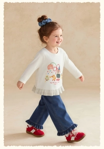 Détail du t-shirt blanc à manches longues pour filles avec imprimé dessin animé