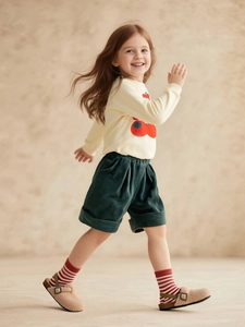 Girls' green corduroy shorts paired with apple print sweatshirt for autumn