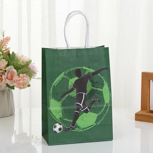 Grüne Fußball Papiertüte mit Fußballer Silhouette und robustem weißem Kordelgriff