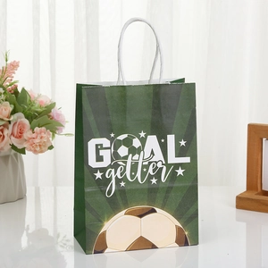 Details zur grünen Fußball-Geschenktüte mit GOAL getter-Text und weißen Kordelgriffen