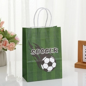 Detail der Fußball-Geschenktüte mit Flammenball-Muster und Papiergriffen