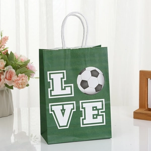 Detail der grünen Fußball-Geschenktüte mit LOVE-Druck und weißen Kordelgriffen