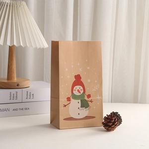 Dettaglio del sacchetto regalo in carta kraft natalizia con illustrazione di pupazzo di neve