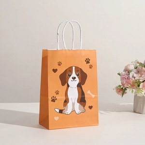 Detalle de bolsa de papel naranja con dibujo de perro lindo y asas de cuerda blanca