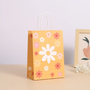 Bolsa de regalo de papel amarillo jengibre con estampado de margaritas y asas blancas