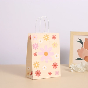 Bolsa de regalo de papel kraft con flores y asas blancas trenzadas resistentes