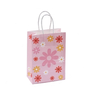 Bolsa de regalo de papel rosa con estampado de margaritas y asas de cuerda blanca