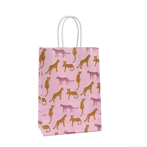 Bolsa de regalo de papel rosa con estampado de leopardo y asas de cuerda blanca