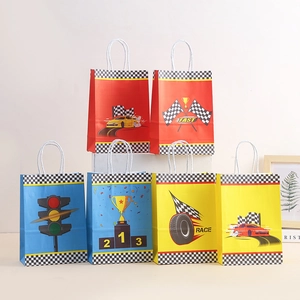 Sacs cadeaux en papier kraft sur le thème de la course avec drapeaux à damier et anses