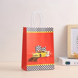Détail du sac cadeau rouge thème voiture de course avec motif damier et anses en papier