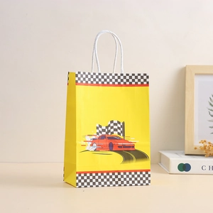 Sac cadeau jaune en papier kraft avec imprimé voiture de course et motifs à damier