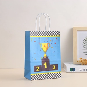 Sac cadeau bleu en papier kraft avec motif trophée et poignées tressées blanches