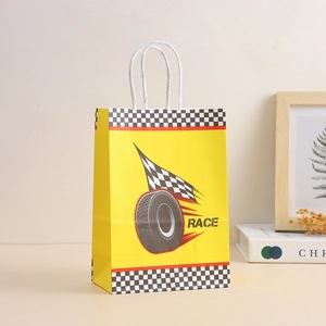 Sac cadeau de course en papier kraft jaune avec motifs de pneus et poignées en corde