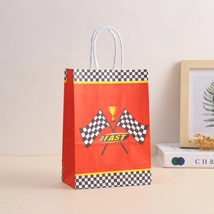 Sac cadeau en papier rouge thème course automobile avec motifs drapeaux et anses blanches