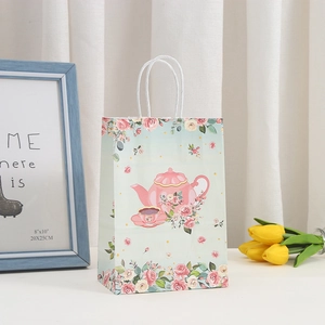 Bolsa de regalo floral de papel kraft con diseño de tetera y asas blancas para fiestas