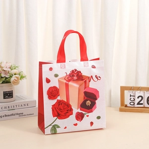 Sac cadeau en non-tissé avec roses rouges pour la Saint-Valentin et le Nouvel An