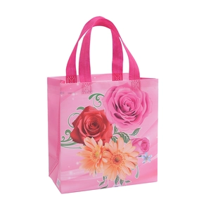 Pink non-woven gift bag with rose and daisy patterns, honeycomb texture and wide handles