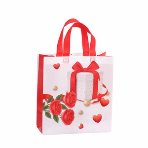 Sac cadeau en intissé blanc avec motifs de roses rouges et cœurs pour la Saint-Valentin