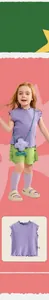 Détail d'un haut à volants violet et d'un short vert pour fille en maille texturée