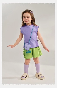 Détail d'une tenue d'été pour filles avec haut à volants violet et short vert avec sac fleur