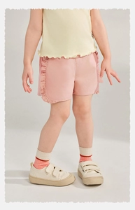 Détail du short rose pour enfant avec bords à volants doux et tissu en coton confortable