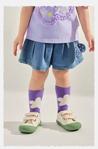 Girls' purple ruffle heart T-shirt paired with denim butterfly pleated skirt and floral socks