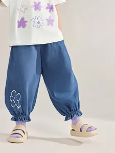 Pantaloni antizanzare in denim leggero per bambina con stampa floreale e polsini elastici
