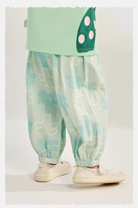 Detail of kids breathable summer joggers with yellow palm tree pattern and Velcro sneakers