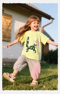 Detalle de camiseta verde flúor en algodón fresco para niña con estampado de gato