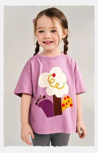 Detalle de camiseta de algodón lila para niñas con estampado artístico de flores