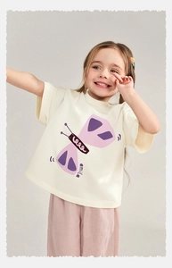 Detalle de camiseta de algodón para niños con estampado de mariposa de dibujos