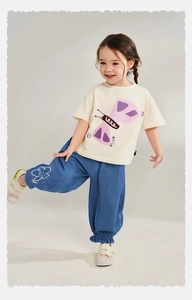 Detalle de conjunto de verano para niñas con camiseta blanca y pantalones azul oscuro