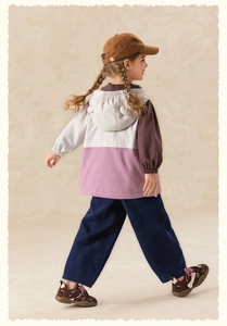Detail of color-block hooded jacket with elastic cuffs for outdoor kids fashion