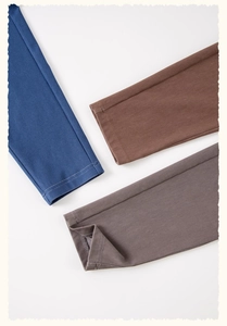 Gedetailleerde close-up van twill stof manchetten met hoogwaardige dubbele stiksels