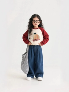 Girls wide-leg jeans with raglan sweatshirt and cat graphic for a casual trendy look