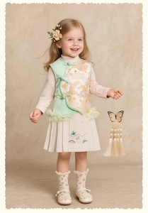 Détail de la broderie fleur et oiseau avec bordure en tulle sur jupe pour fille