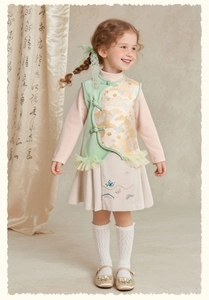 Détail de la broderie fleur et papillon sur la robe traditionnelle vert menthe