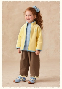 Completo invernale bambina con giacca in pile, maglia a righe e pantaloni marroni