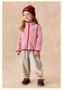 Giacca in pile rosa con patch a coniglio e pantaloni grigi con stivali invernali bimba