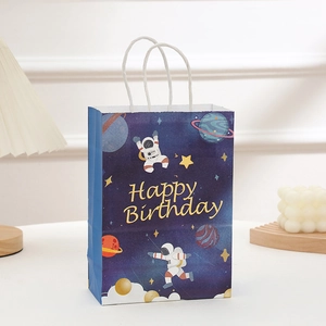 Sac cadeau astronaute en papier kraft bleu avec imprimé Happy Birthday et motif planète