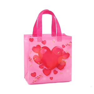 Sac cadeau rose en non-tissé avec cœur rouge et pompon doré pour la Saint-Valentin