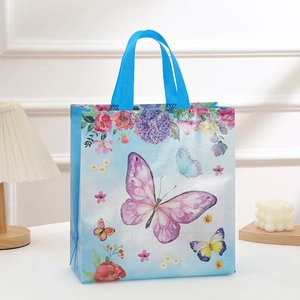 Sacchetto regalo blu in tessuto non tessuto con farfalle e fiori per lo shopping