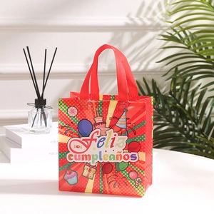 Sac cadeau rouge imperméable avec imprimé Feliz Cumpleaños et motifs d'anniversaire